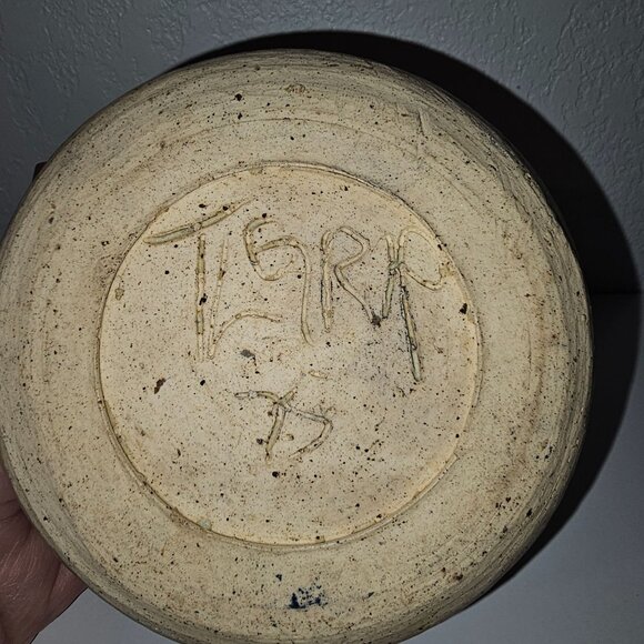 Beautiful Handmade Cream Colored Pottery Bowl 5.5 x 2" Signed - Picture 3 of 9